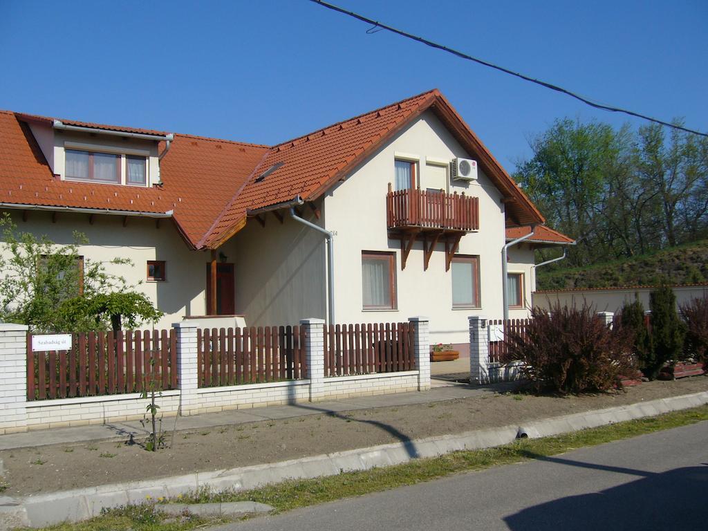 Cserkeszőlő Csipkehaz Apartman מראה חיצוני תמונה